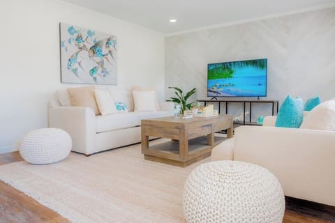 Beautiful 3/2 home with outdoor gazebo, fireplace & BBQ Grill! 