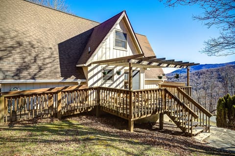 Entrance on Middle, Main Level - King bedroom, full bath with shower, Kitchen, Living Room with Gas Fireplace