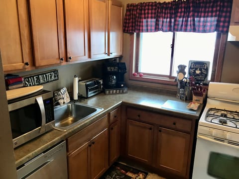 Well appointed kitchen with Kerig, blender, crockpot, and more!