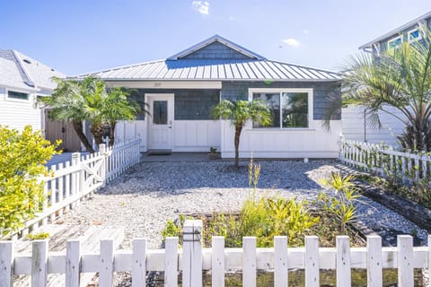 "The Coconut Cottage" Great Florida Beach Cottage with everything you need to feel right at home