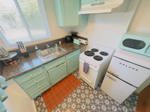 Fully equipped kitchen ready for your home-cooked meals and gatherings. 🍝