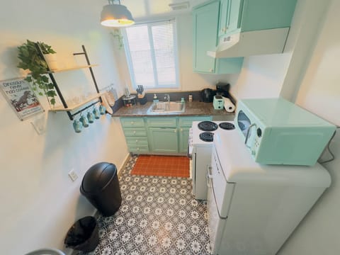 Spacious kitchen that makes cooking feel easy and enjoyable. 👩‍🍳