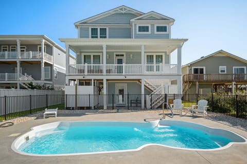 Pool / Exterior - Back