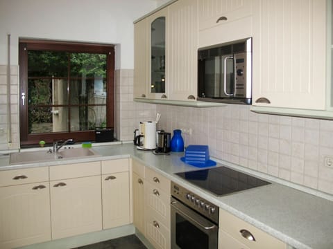 Countertop, Cabinetry, Kitchen Sink, Sink, Tap, Property, Building, White, Kitchen, Window