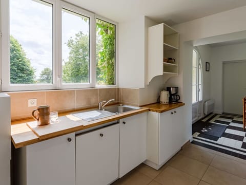 Sky, Mountain, Daytime, Building, Plant, Natural Landscape, House, Vegetation, Highland, Tree