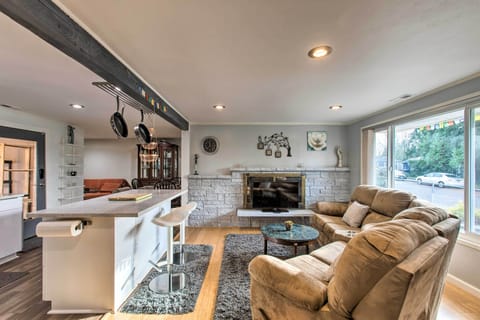 Mountlake Terrace Vacation Rental | 2BR | 2BA | 1,100 Sq Ft | Step-Free Access