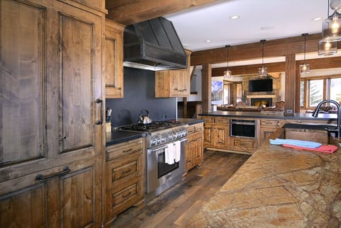 Chef's kitchen, oversized refrig, 6 burner range