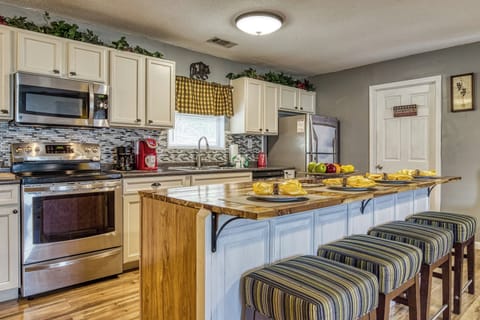 Cabin near Dollywood "Four Bearoom Cottage" - Kitchen island and fully furnished kitchen