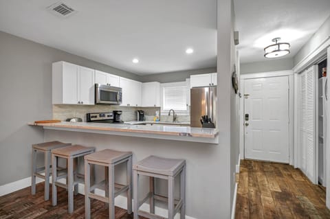 Kitchen w/ Breakfast Bar