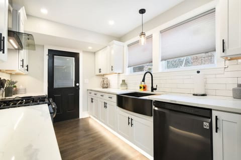 Made to Move in, Not Just Pass Through – This sleek, modern kitchen invites full-on cooking, casual snacking, and everything in between.