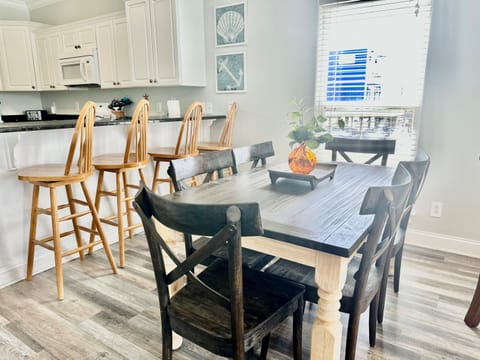 And seating for 6 at the dining room table...