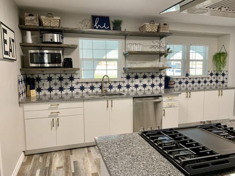 Cute, functional kitchen!