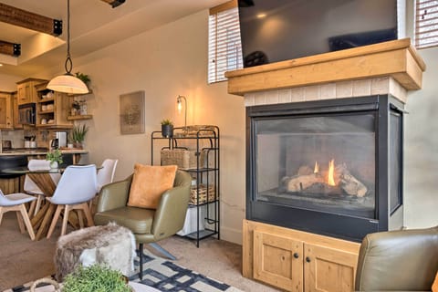 Living Room | Free WiFi | Gas Fireplace