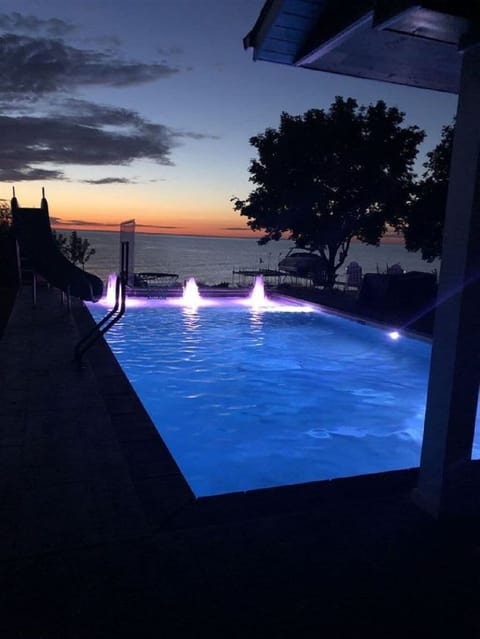 Heated pool to enjoy spectacular sunsets!