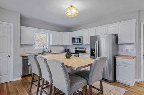 Enjoy ample space in the fridge for storing groceries, snacks & beverages, as well as pre-prepared meals! Enjoy high-end appliances.