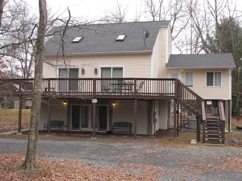 huge deck 2700 sq ft house 3 levels 4 queen bedrooms and a kids room(4 twin beds