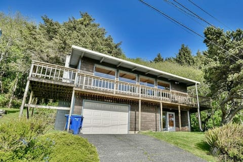 Ocean Creek Haus - steps to easy public ocean access