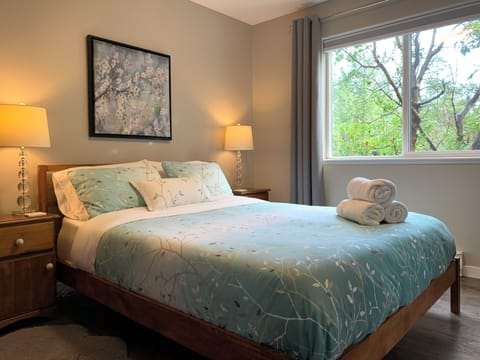 Queen bedroom with a garden and forest view