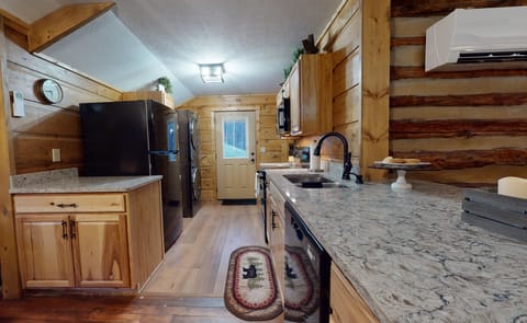 Granite Counters & Full Size Appliances