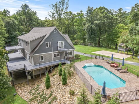 Visit Asheville in luxury! This large 5BR home in the Blue Ridge Mountains is the perfect home base for all your Appalachian adventures.