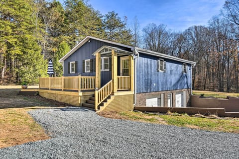Yadkinville Vacation Rental | 2BR | 2BA | 1,050 Sq Ft | Stairs Required