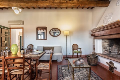 agriturismo-la-papessa-chianti-san-donato-farmhouse-camelia-diningroom
