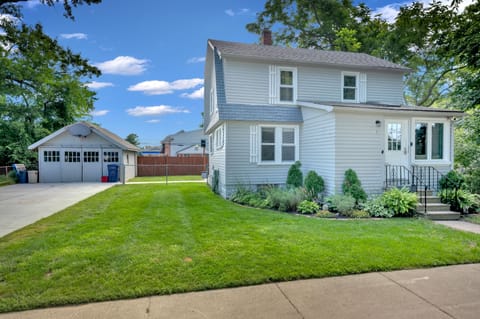 Front of home with parking for 4+ cars