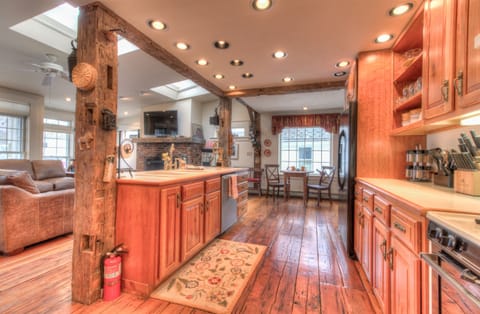 The kitchen is stocked with everything you need to wow your family and friends with your culinary abilities, or just keep the drinks cold and go out, all Weston has to offer is mere footsteps