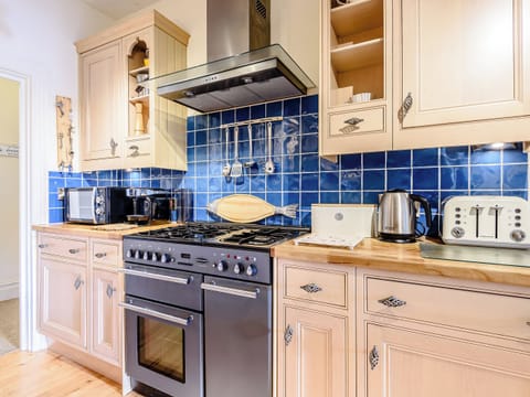 Fully appointed fitted kitchen | Apartment 1, Aberdovey