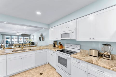 Bright, spacious, and fully equipped, it's perfect for enjoying meals after a beach day.