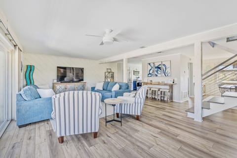 Spacious and coastal living room with access to the balcony.