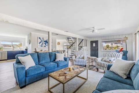 Spacious and coastal living room with access to the balcony.