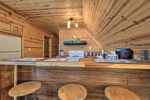 Kitchen | 3-Person Breakfast Bar