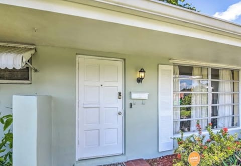 Electronic lock for self check-in 