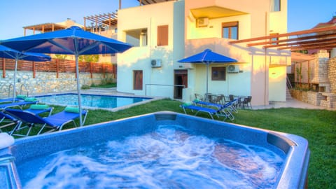 Big outdoor Hot tub for 8 people next to the swimming pool