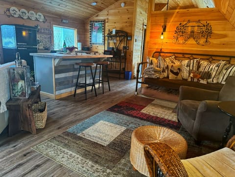 Spacious and beautifully designed in a country theme await guests.