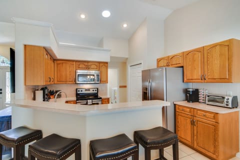 Fully Stocked Kitchen w/ 4 barstools