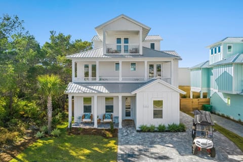 Sea Turtle Oasis - Exterior Front View - Included 6-Passenger Golf Cart