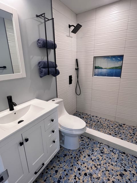 Main bathroom on the first floor