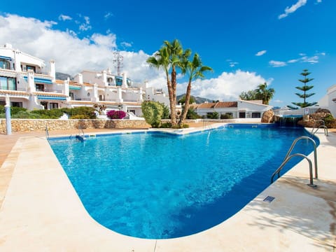 Water, Cloud, Sky, Building, Daytime, Property, Swimming Pool, Plant, Azure, Tree