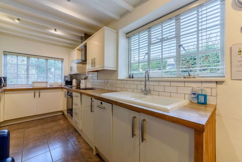Orchard Cottage Kitchen - StayCotswold