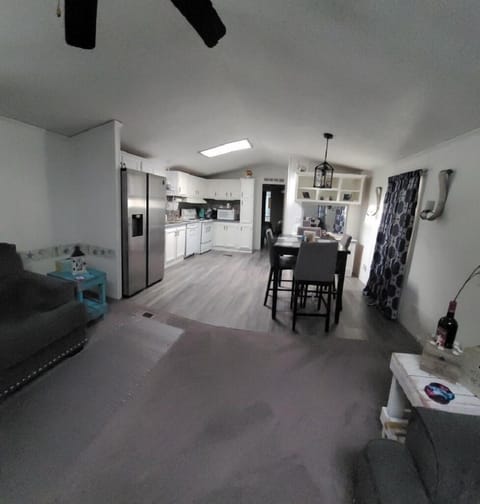 LIVINGROOM OPEN TO KITCHEN 