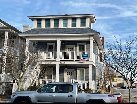 1335 Wesley Ave. 1.5 blocks to beach and boardwalk.  9 Bedrooms & 5 Bathrooms