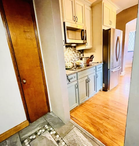 Kitchen w/stainless double oven, microwave, cook top stove, keurig, dishwasher 