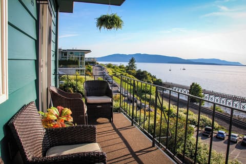 Unobstructed bay views! Prime for people watching and sunset views.