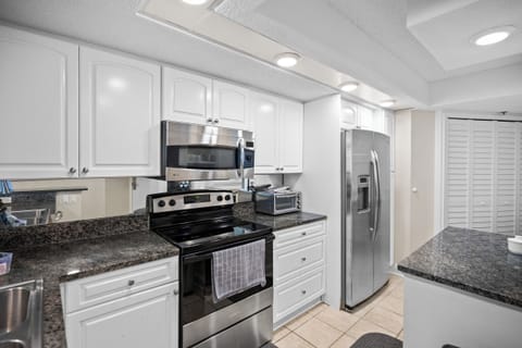 Full kitchen ready to entertain!