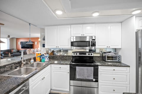 Full kitchen ready to entertain!