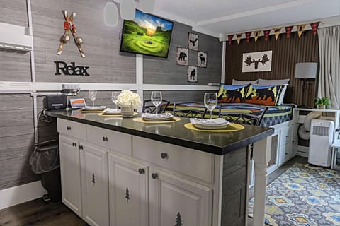 Welcome to Silver Creek 2209, a cozy studio that sleeps up to six people!