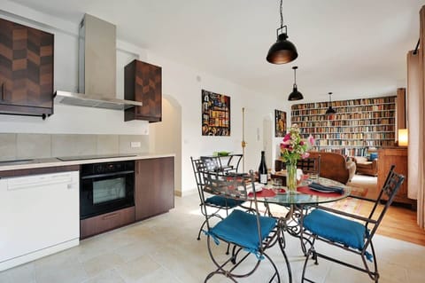 Kitchen & dining room