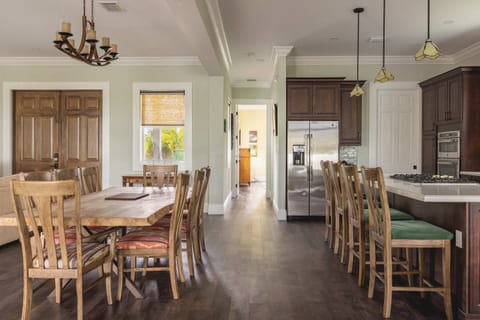 Kitchen & Dining Area